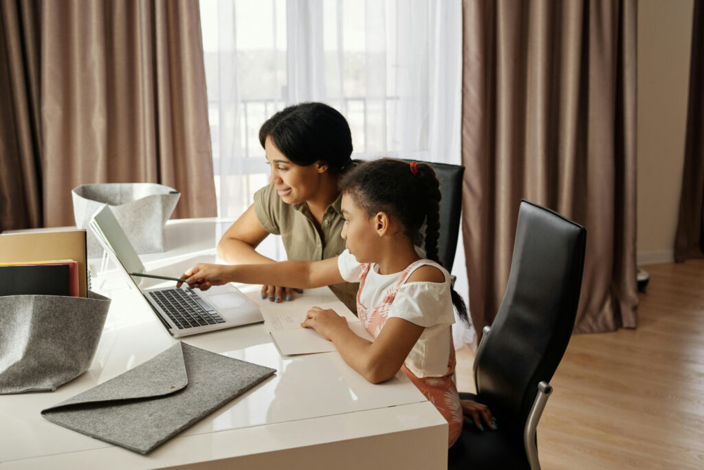 kind wijzend naar computer